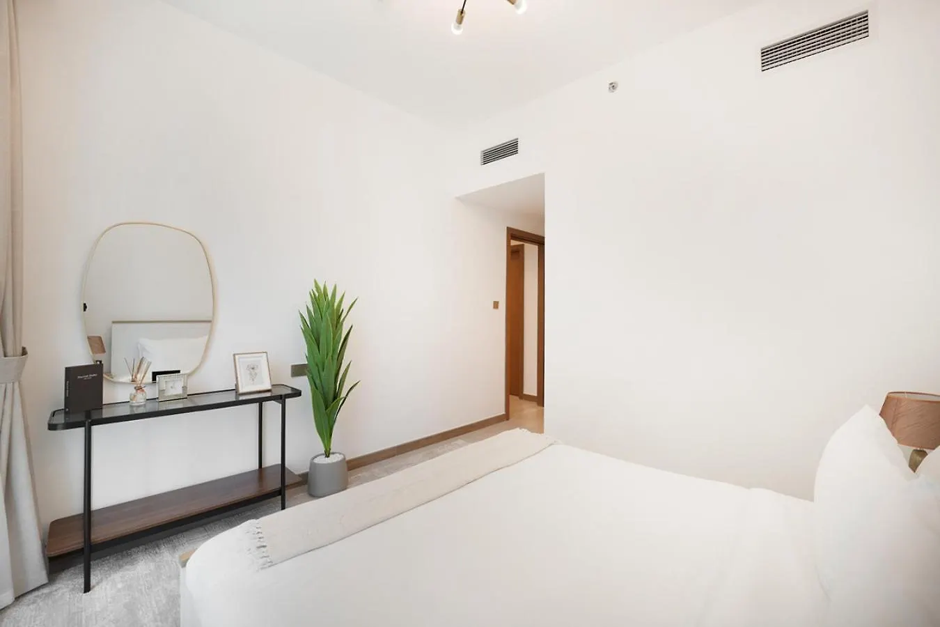 Easygo- Lavish 2Br-Terrace-View-Infinity Pool Apartment Dubai