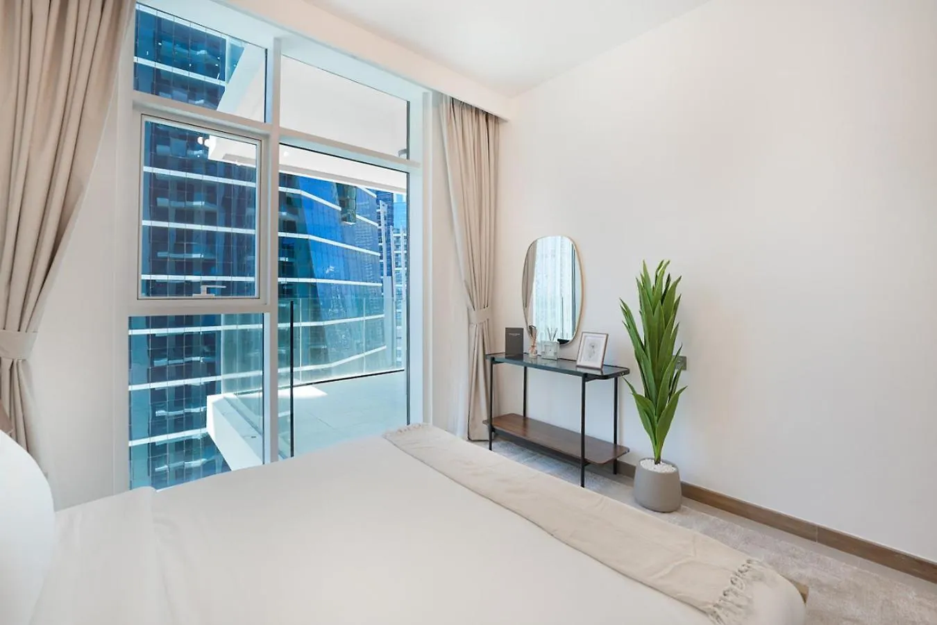 Easygo- Lavish 2Br-Terrace-View-Infinity Pool Apartment Dubai